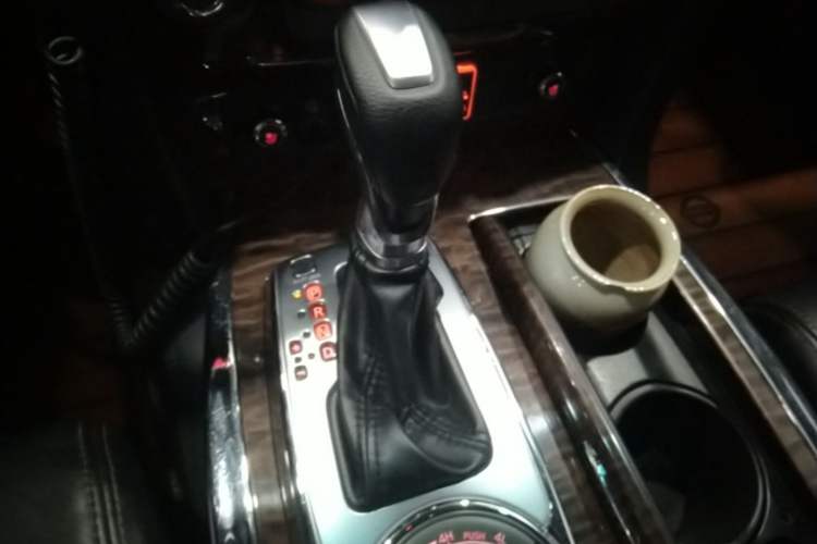 Used Nissan Patrol 2012 5.6L V8 Flagship Edition Gear Lever