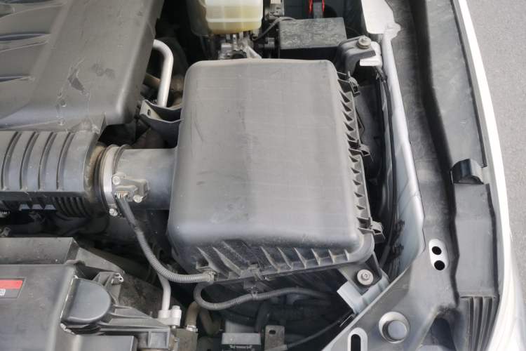 Used Nissan Patrol 2014 5.6L LE Engine Bay Left