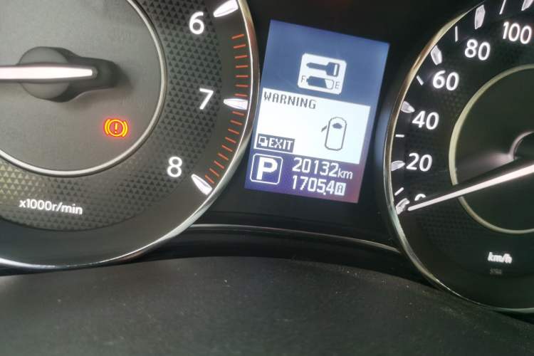 Used Nissan Patrol 2014 5.6L LE Odometer Close Up