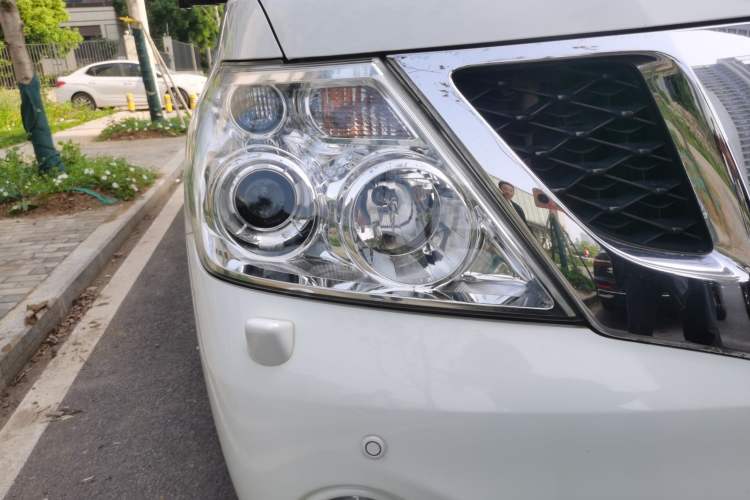 Used Nissan Patrol 2014 5.6L LE Right Front Headlight