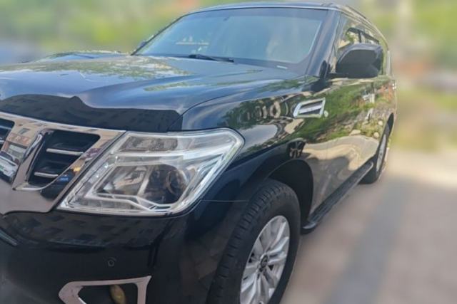 Used Nissan Patrol Nissan Patrol 4.0 gasoline, four-wheel drive, Middle East specification, with underbody-mounted spare tire.