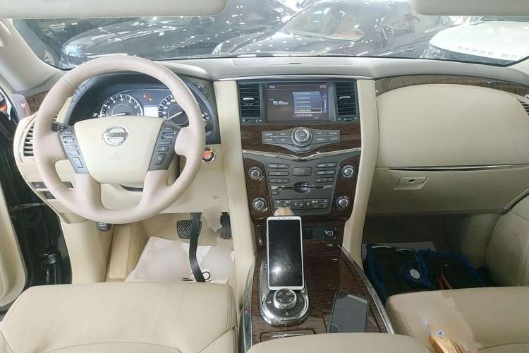 Used Nissan Patrol 2016 5.6L Standard Edition Center Console