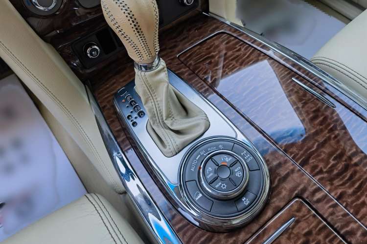 Used Nissan Patrol 2016 5.6L Standard Edition Gear Lever