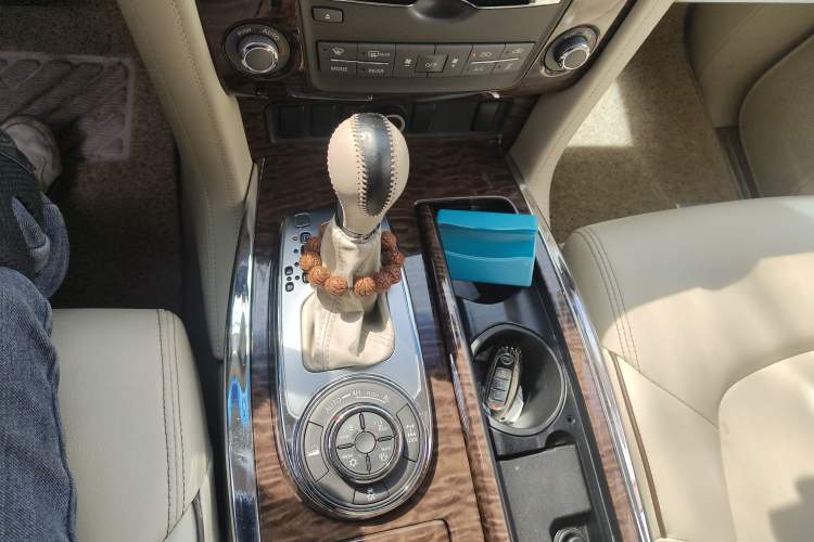 Used Nissan Patrol 2016 5.6L Standard Edition Gear Lever