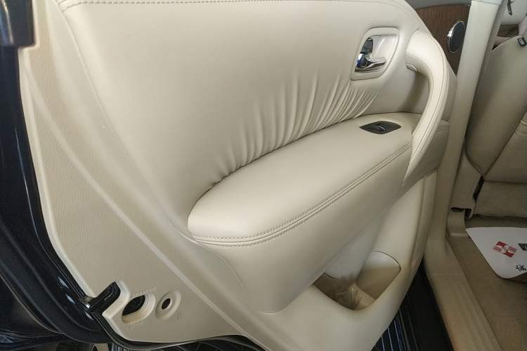 Used Nissan Patrol 2016 5.6L Standard Edition Interior 5