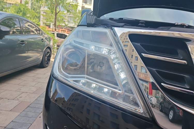 Used Nissan Patrol  Right Front Headlight