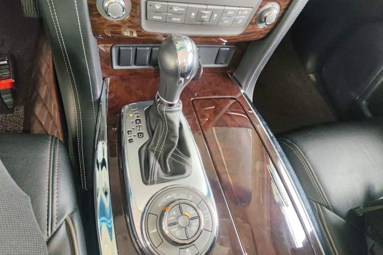 Used Nissan Patrol 2016 Y62 4.0L LE Middle East Edition Gear Lever