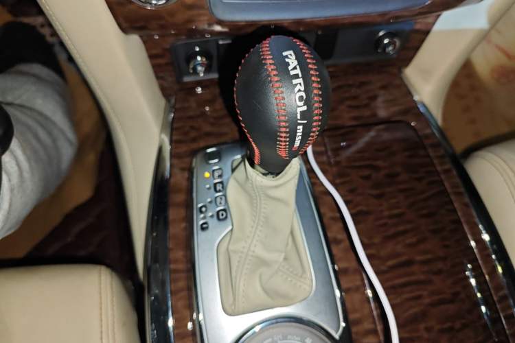 Used Nissan Patrol 2016 5.6L Standard Edition Gear Lever