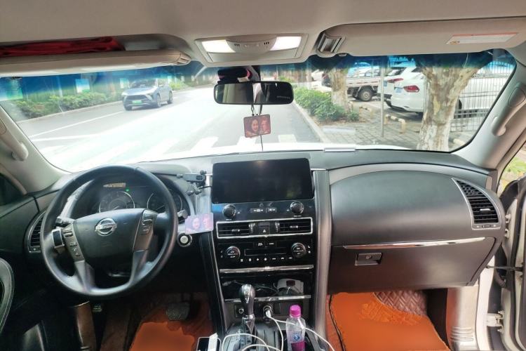 Used Nissan Patrol 2016 Y62 4.0L LE Middle East Edition Center Console
