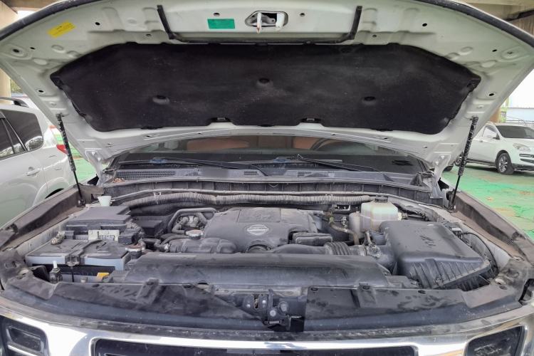 Used Nissan Patrol 2016 5.6L XE Middle East Engine Bay