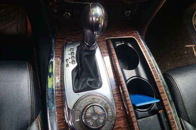 Used Nissan Patrol 2016 5.6L Standard Edition Gear Lever