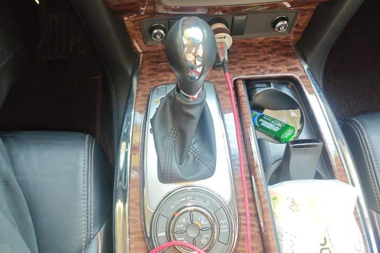 Used Nissan Patrol 2016 5.6L Standard Edition Gear Lever