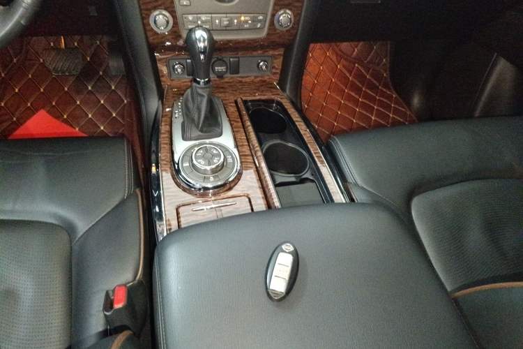 Used Nissan Patrol 2016 5.6L Standard Edition Gear Lever