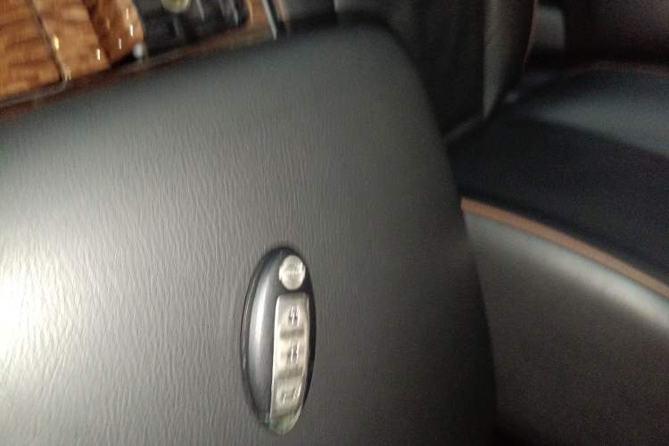 Used Nissan Patrol 2016 5.6L Standard Edition Interior 1