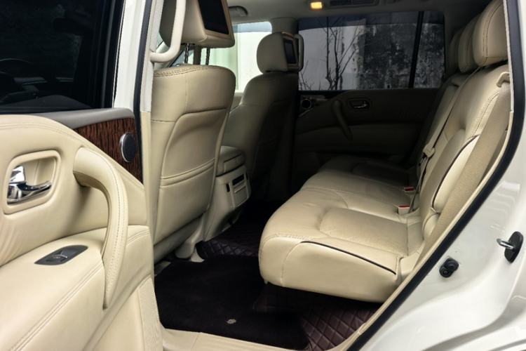Used Nissan Patrol 2016 5.6L Standard Edition Interior 3