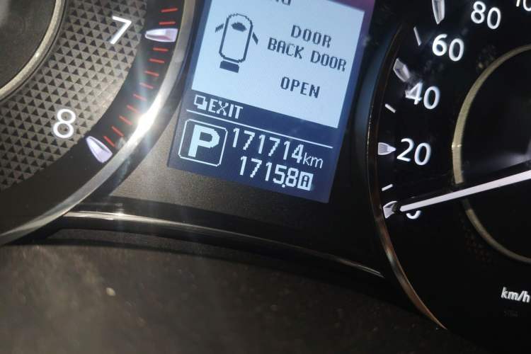 Used Nissan Patrol 2016 5.6L Standard Edition Odometer Close Up
