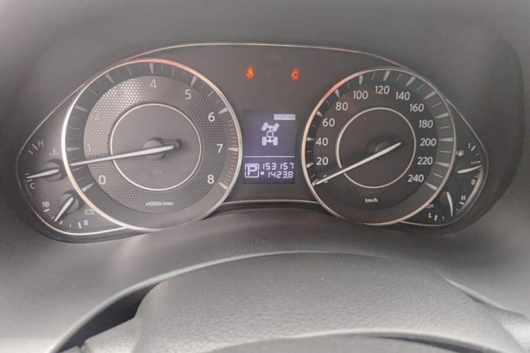 Used Nissan Patrol 2016 5.6L LE Odometer Close Up