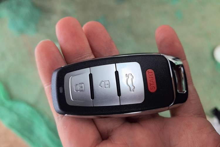 Used Nissan Patrol 2016 5.6L XE Middle East Vehicle Key