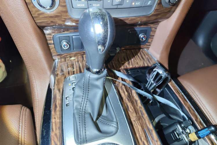 Used Nissan Patrol 2017 4.0L XE Middle East Version Gear Lever