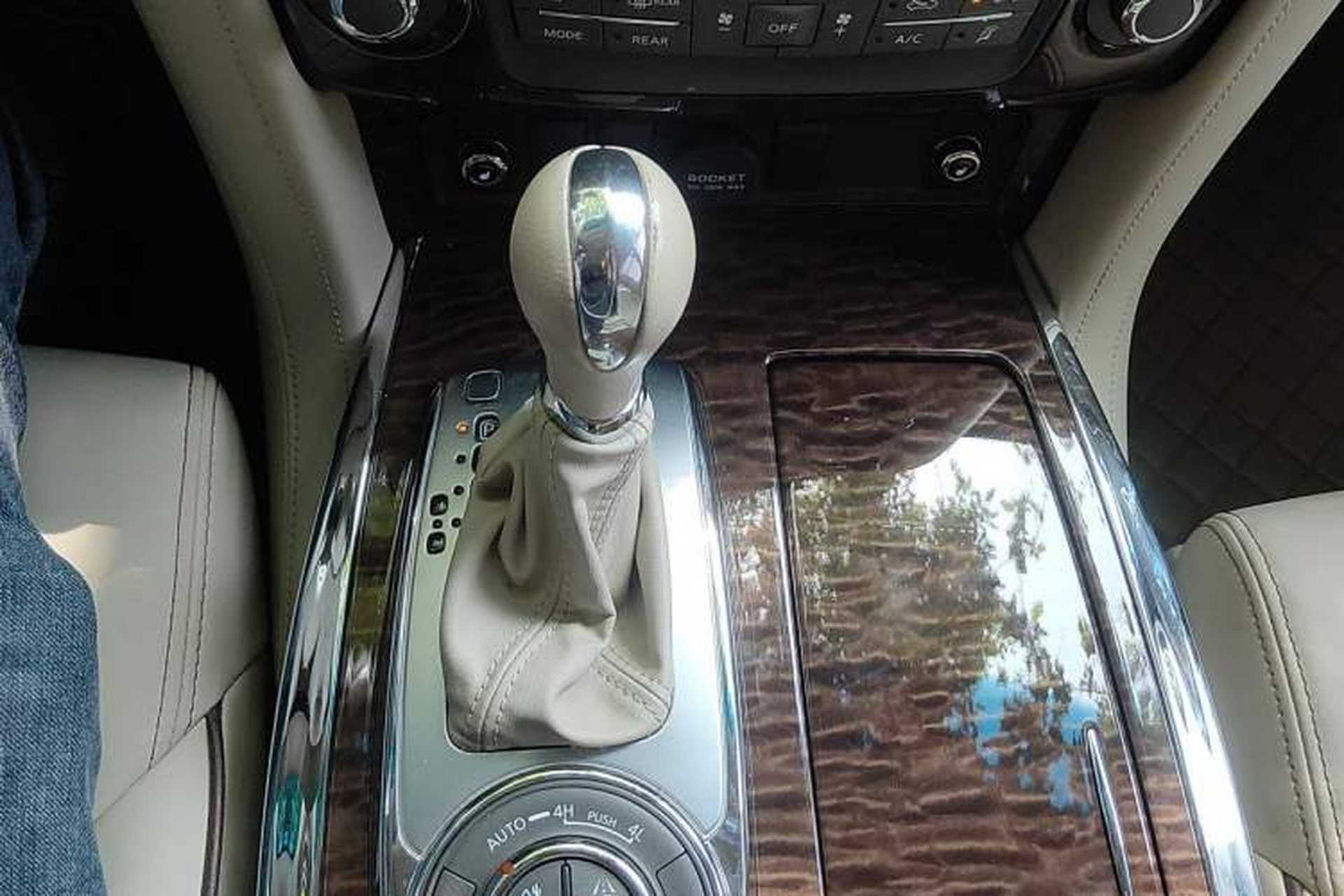 Used Nissan Patrol 2017 5.6L Standard Edition Gear Lever