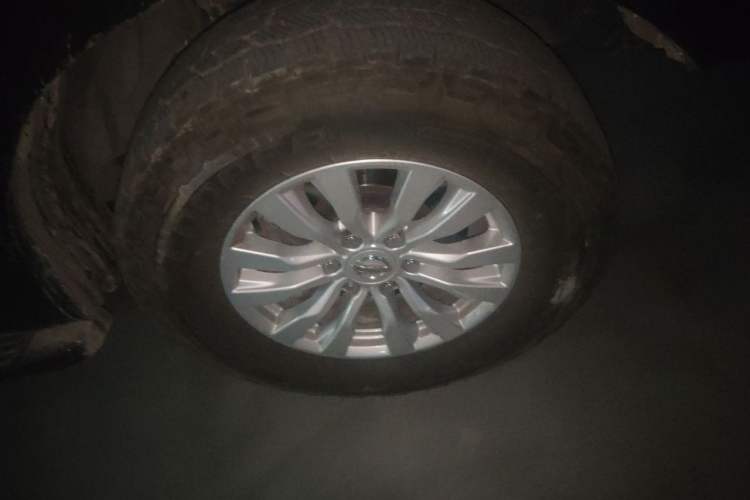 Used Nissan Patrol 2017 Y62 4.0L PLT Platinum 20-inch wheels Middle East specifications Right Front Wheel Hub