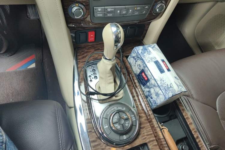 Used Nissan Patrol 2017 4.0L SE Middle East Version Gear Lever