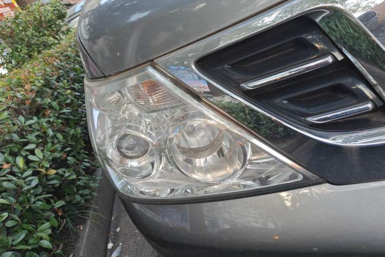 Used Nissan Patrol 2017 4.0L XE Middle East Version Right Front Headlight