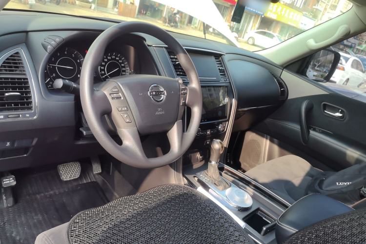 Used Nissan Patrol 2017 4.0L SE U.S.-Spec Version Center Console