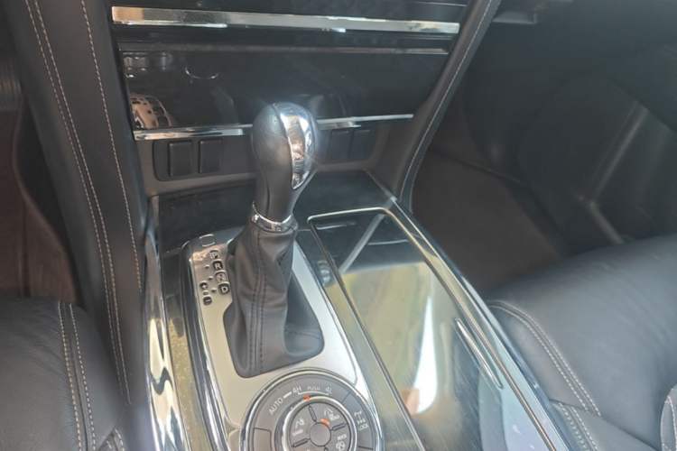Used Nissan Patrol 2017 4.0L XE Middle East Version Gear Lever