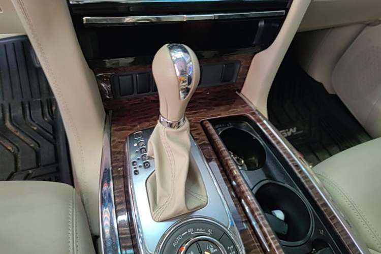 Used Nissan Patrol 2017 5.6L Standard Edition Gear Lever