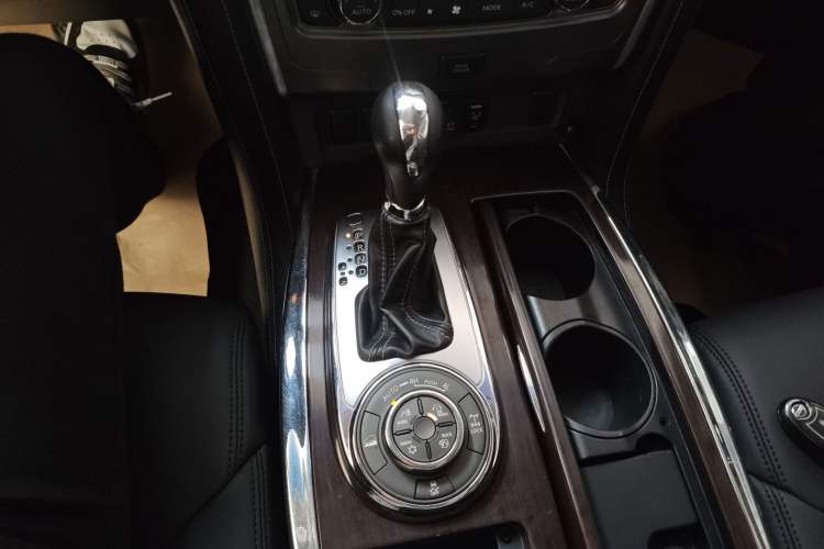 Used Nissan Patrol 2017 4.0L SE U.S.-Spec Version Gear Lever