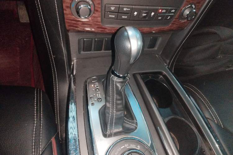 Used Nissan Patrol 2017 4.0L SE U.S.-Spec Version Gear Lever