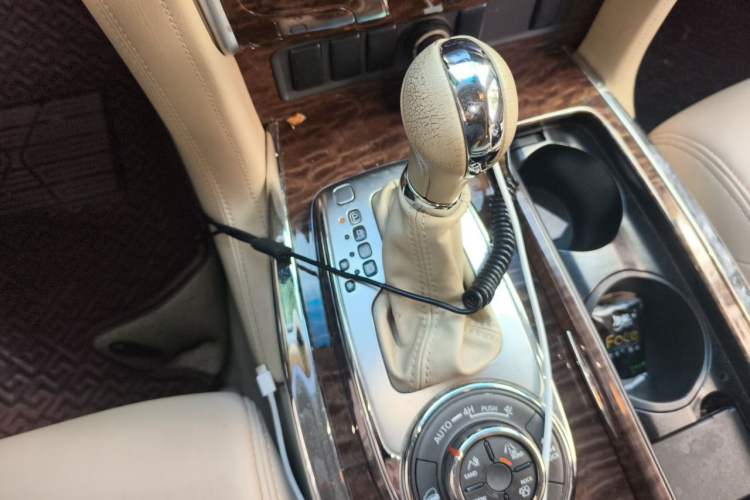 Used Nissan Patrol 2017 4.0L XE Middle East Version Gear Lever
