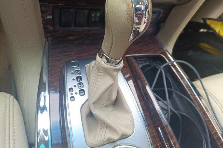 Used Nissan Patrol 2017 Y62 4.0L SE-T2 BOSE – Middle East Gear Lever