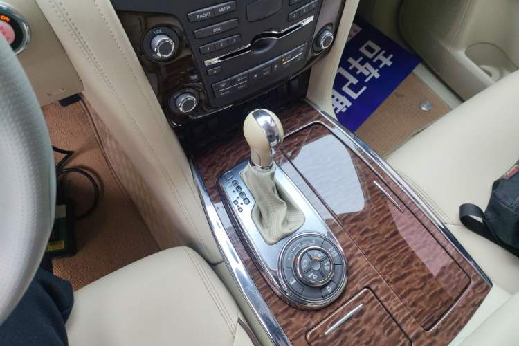 Used Nissan Patrol 2017 4.0L Parallel Import Gear Lever