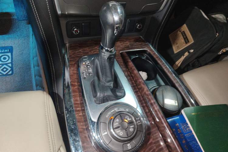 Used Nissan Patrol 2017 4.0L Parallel Import Gear Lever