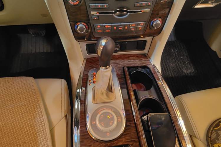 Used Nissan Patrol 2017 5.6L Standard Edition Gear Lever