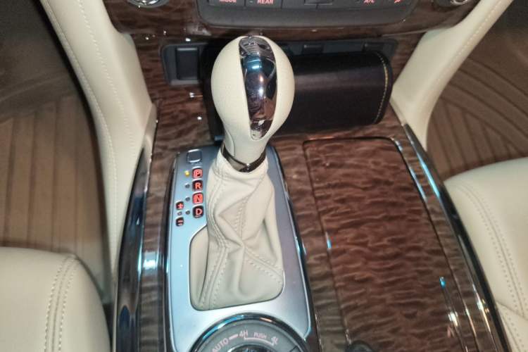 Used Nissan Patrol 2017 4.0L SE U.S.-Spec Version Gear Lever