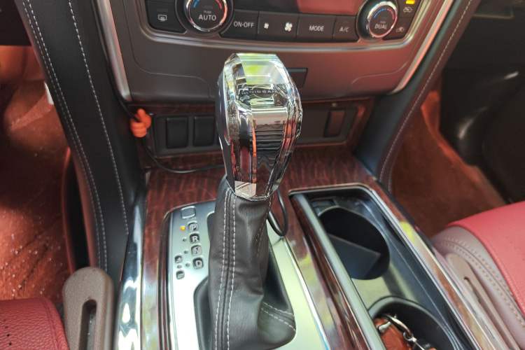 Used Nissan Patrol 2017 4.0L SE U.S.-Spec Version Gear Lever