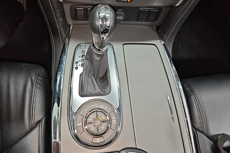 Used Nissan Patrol 2017 4.0L XE Middle East Version Gear Lever