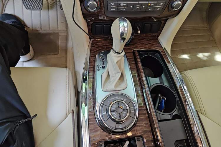 Used Nissan Patrol 2017 Y62 4.0L SE-T2 BOSE – Middle East Gear Lever