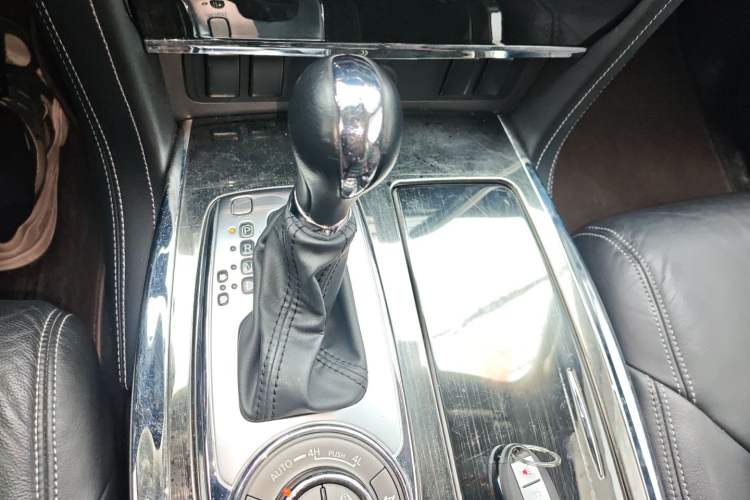 Used Nissan Patrol 2017 4.0L XE Middle East Version Gear Lever
