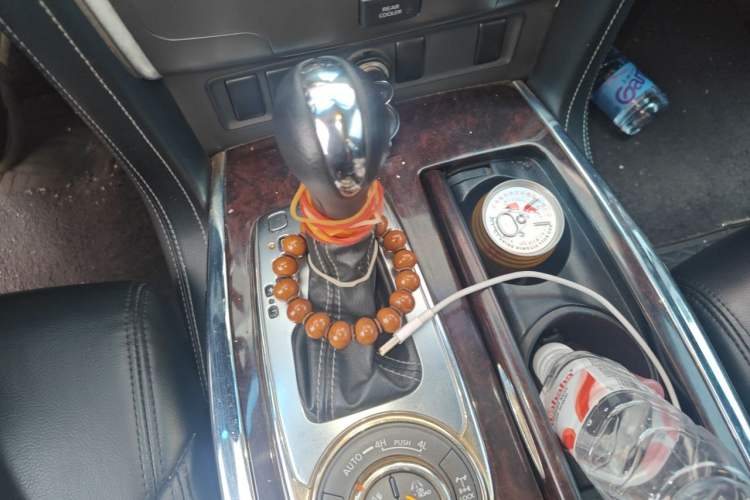 Used Nissan Patrol 2017 4.0L SE U.S.-Spec Version Gear Lever