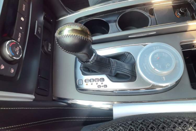 Used Nissan Patrol 2017 4.0L SE U.S.-Spec Version Gear Lever