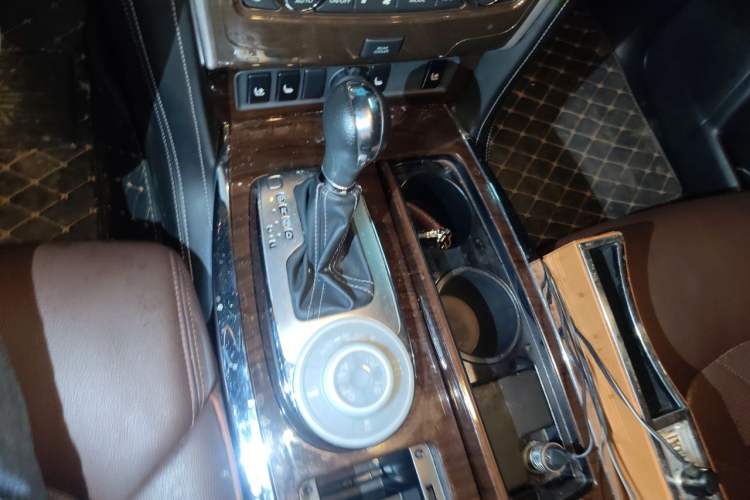 Used Nissan Patrol 2017 4.0L XE Middle East Version Gear Lever