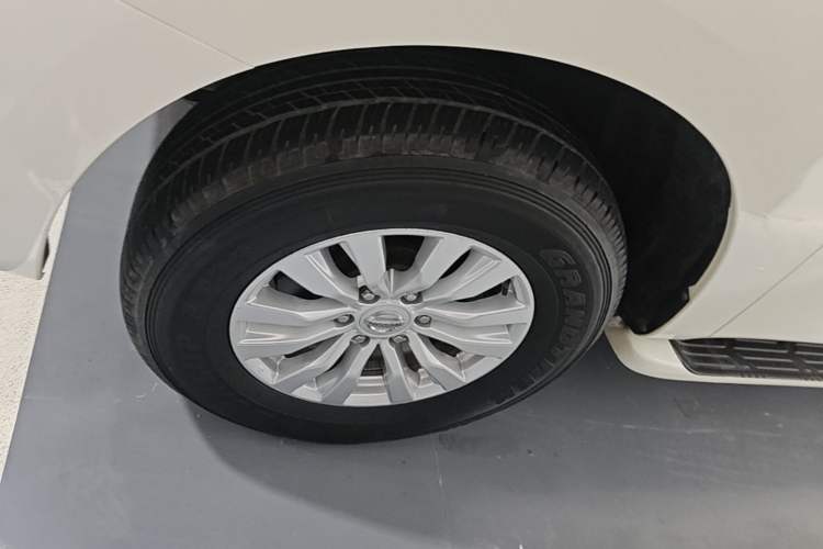 Used Nissan Patrol 2017 4.0L SE U.S.-Spec Version Left Front Wheel Hub