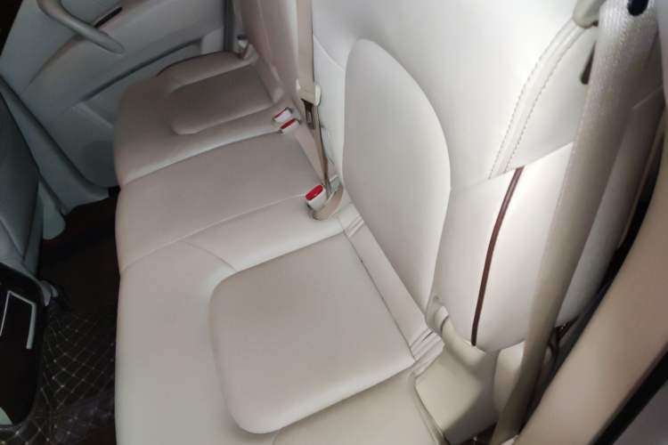 Used Nissan Patrol 2017 4.0L SE U.S.-Spec Version Left Rear Seat