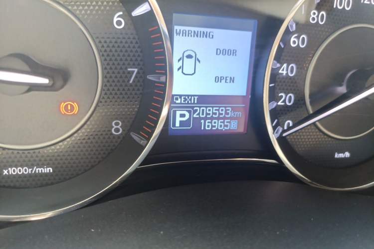 Used Nissan Patrol 2017 Y62 4.0L SE-T2 BOSE – Middle East Odometer Close Up