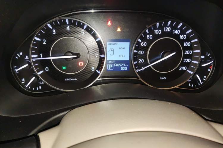 Used Nissan Patrol 2017 4.0L SE U.S.-Spec Version Odometer Close Up