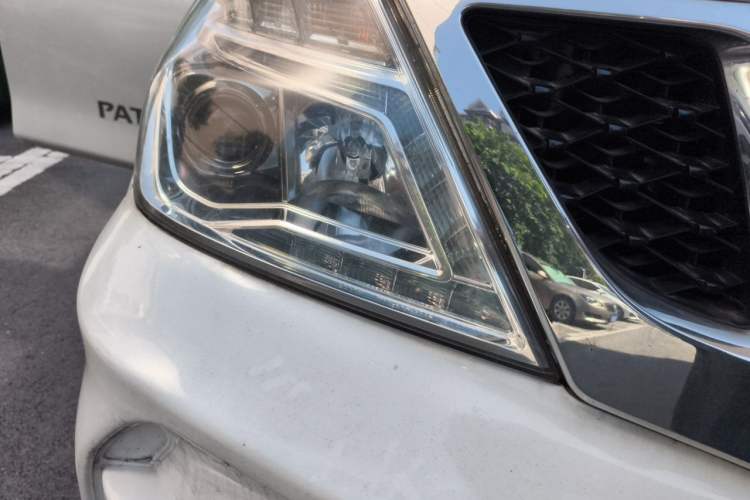 Used Nissan Patrol 2017 4.0L XE Middle East Version Right Front Headlight